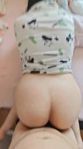 后入大屁股肥臀熟女坦克，这大屁股雪白肥厚类似磨盘操起来太解馋过瘾了